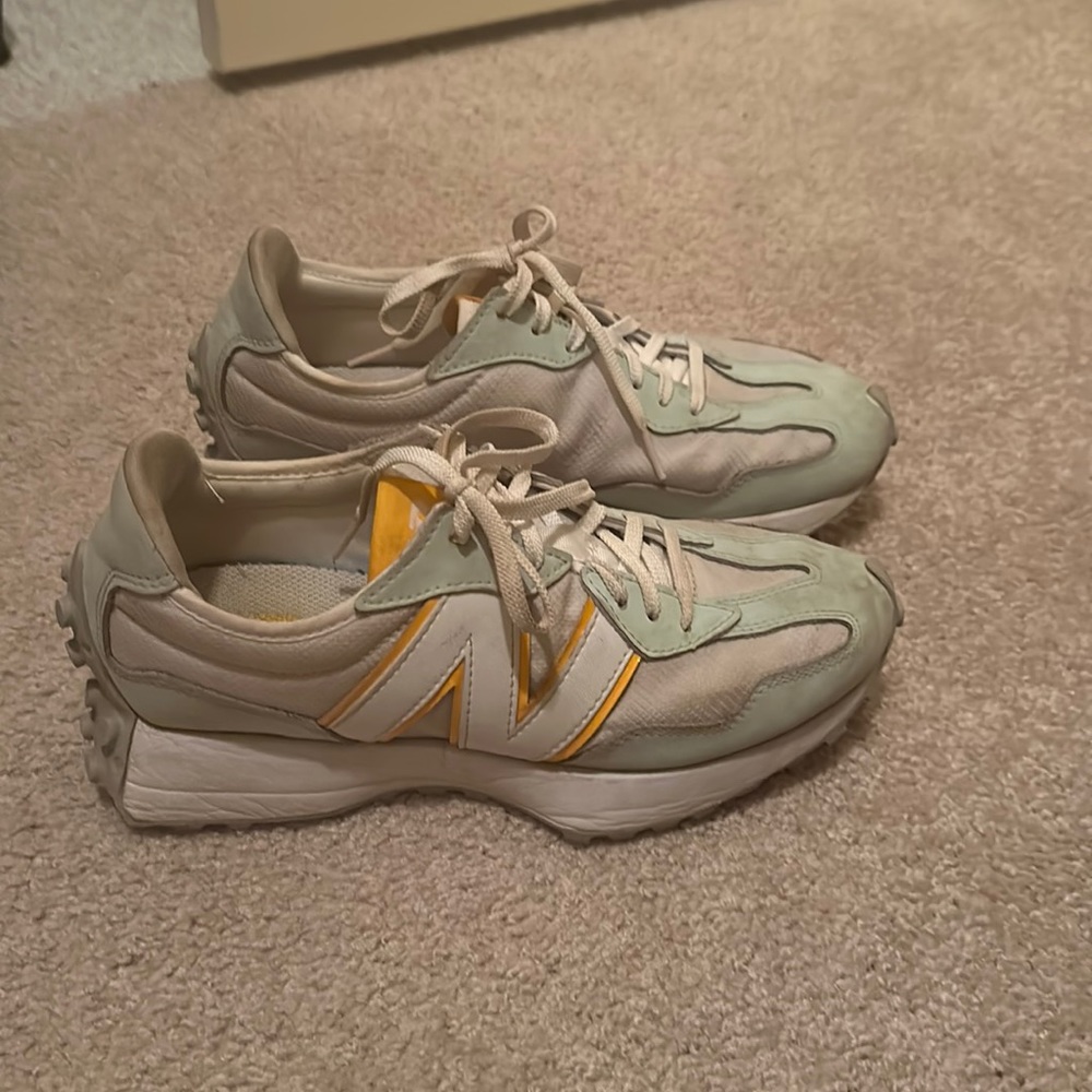 New Balance sneakers style 327.